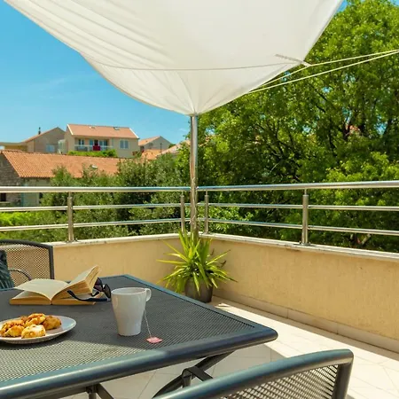 Hedera Estate, Hedera A1